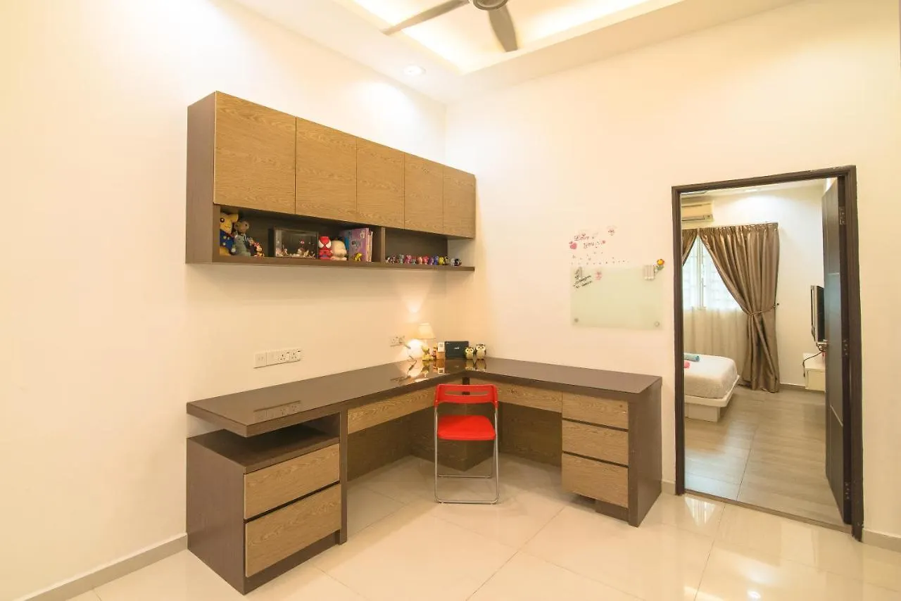 Landed Cozy House Near Spice, Airport Apartment Kampong Manggis Malaysia