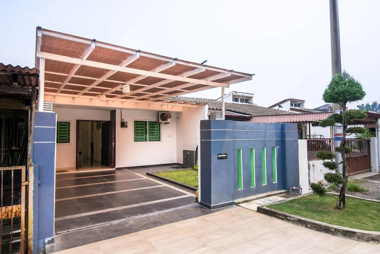 Landed Cozy House Near Spice, Airport Apartment Kampong Manggis 0*,  Malaysia