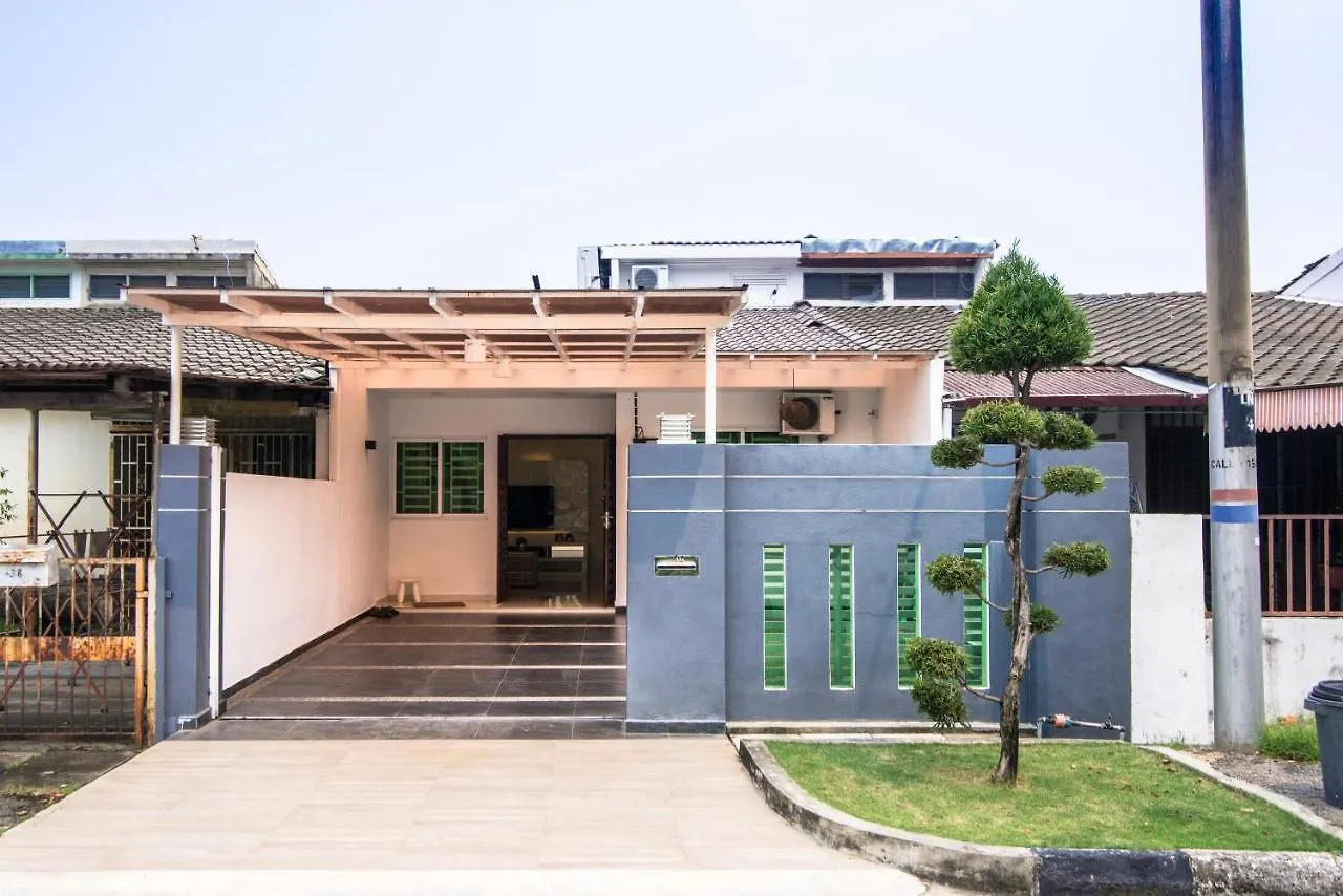 Landed Cozy House Near Spice, Airport Apartment Kampong Manggis Homestay